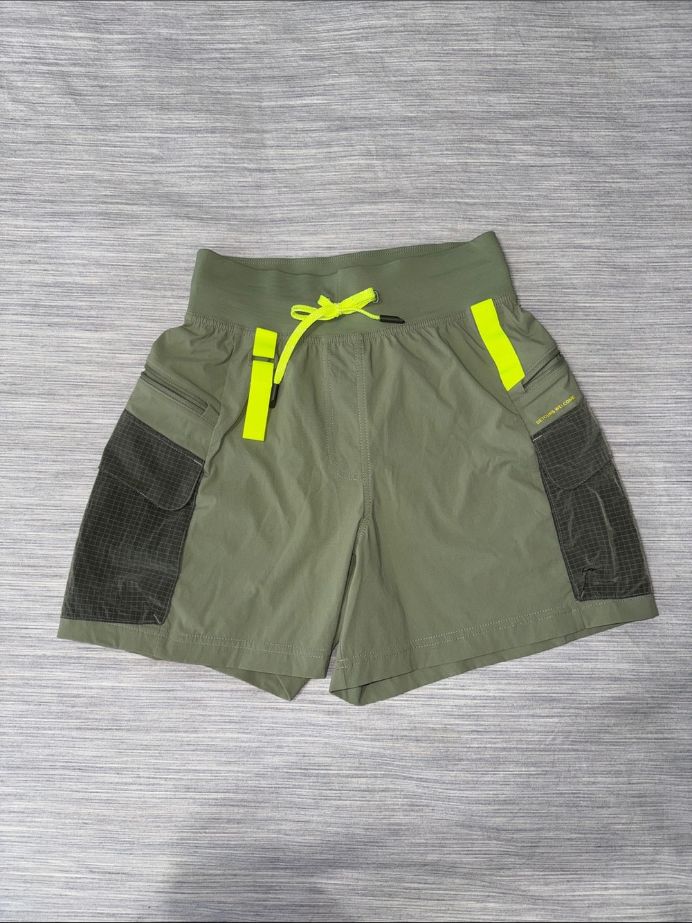 Lululemon Women’s Multi-Pocket Cargo High-Rise Hiking Shorts (5") in Olive Green - Picture 4 of 14